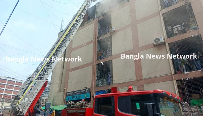 গুলিস্তানে সুন্দরবন স্কয়ার মার্কেটে আগুন, নিয়ন্ত্রণে ১১ ইউনিট