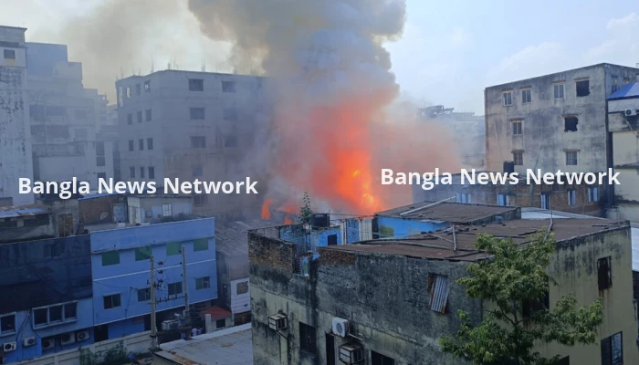মিরপুরে পোশাক ও কেমিক্যাল গোডাউনে আগুন