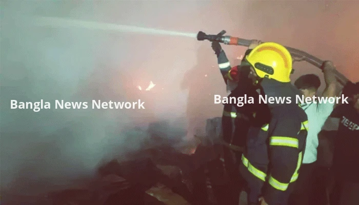 কেরানীগঞ্জে প্লাস্টিক কারখানায় আগুন