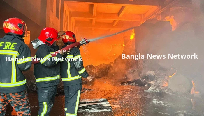 টিস্যু গোডাউনে আগুন, নিয়ন্ত্রণে ১২ ইউনিট