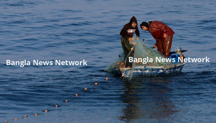 ক্ষুধার জন্য জীবন বাজি রেখে সমুদ্রে যাচ্ছেন গাজার জেলেরা