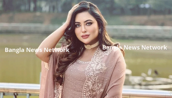 নায়কের ড্রাইভার পরিচয়ে নায়িকার ফোন চুরি