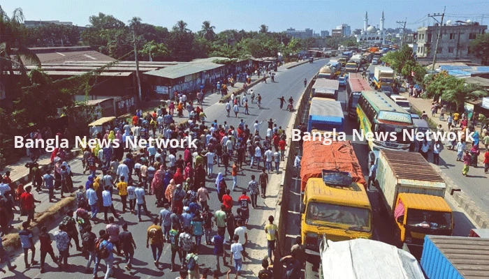 গাজীপুরে বেতন বৃদ্ধির দাবিতে মহাসড়ক অবরোধ, কারখানা ভাঙচুর