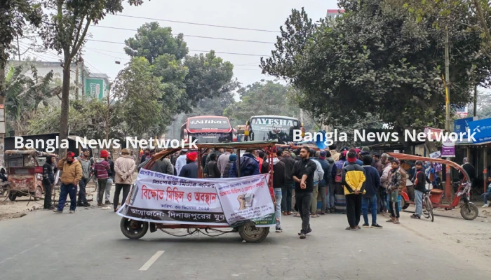 দিনাজপুরে ৪ দাবিতে মহাসড়কে অবস্থান নিয়ে বিক্ষোভ