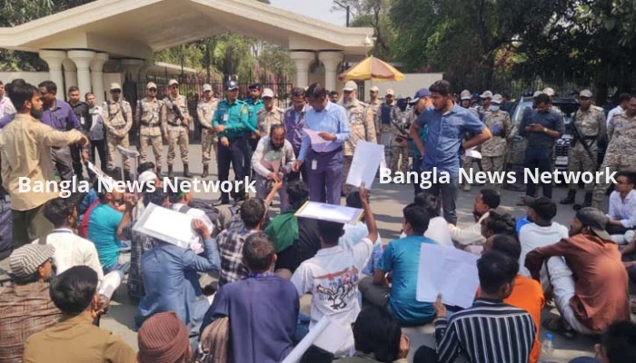 প্রধান উপদেষ্টার কার্যালয়ের সামনে জুলাই আন্দোলনে আহতদের অবস্থান
