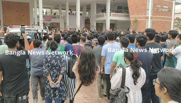 কুয়েটের সঙ্গে সংহতি জানিয়ে খুবির ক্লাস বর্জন, ২ স্থানে ‘ব্লকেড’