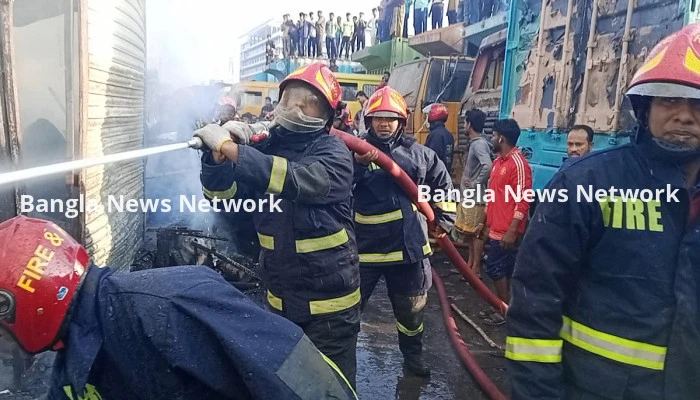 রাজধানীর তেজগাঁও ট্রাকস্ট্যান্ডের আগুন নিয়ন্ত্রণে