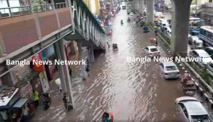সকালের বৃষ্টিতে ডুবে আছে রাজধানীর বিভিন্ন এলাকা