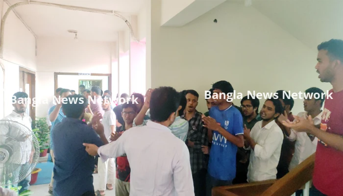 জাহাঙ্গীরনগরে আওয়ামীপন্থি সিনেটরদের ঠেকাতে বিক্ষোভ