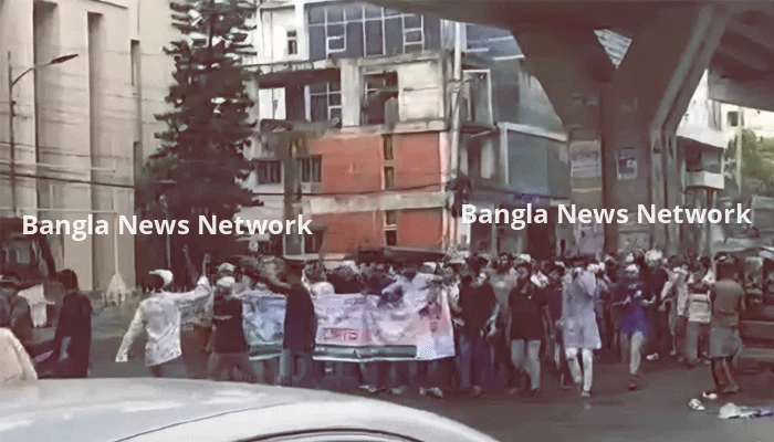 আগ্রাবাদে মাথায় সাদা কাপড় বেঁধে যুবলীগের ঝটিকা মিছিল
