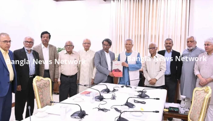 জুলাই সনদ বাস্তবায়নের সুপারিশমালা প্রধান উপদেষ্টার কাছে হস্তান্তর
