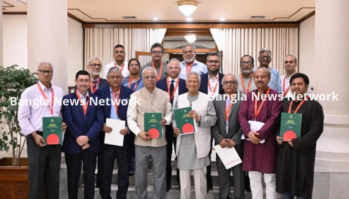 প্রধান উপদেষ্টার কাছে প্রতিবেদন জমা দিল শ্রম সংস্কার কমিশন