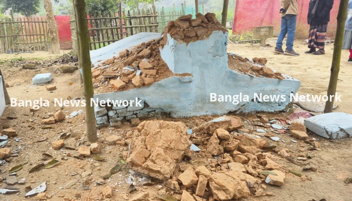 ঠাকুরগাঁওয়ে গভীর রাতে মাজারে ভাঙচুর