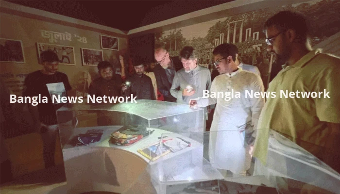 মার্কিনিদের পরিদর্শনের সময় লোডশেডিং, মোবাইলের আলোয় দেখলেন ডাকসুর জুলাই জাদুঘর