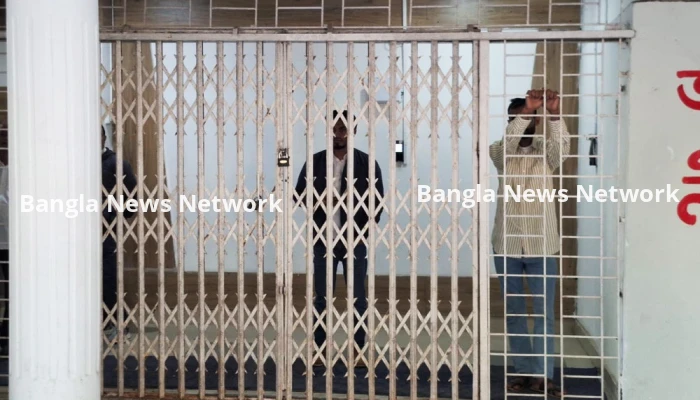 উপ-উপাচার্যের বিতর্কিত মন্তব্য ঘিরে চবির প্রশাসনিক ভবনে তালা