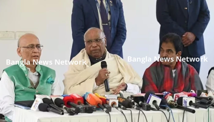 মোদি ও অমিত শাহকে পদত্যাগ করতে বললেন মল্লিকার্জুন খাড়গে