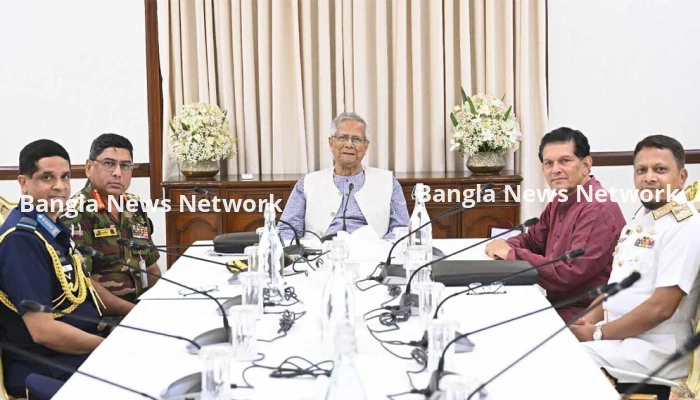 প্রধান উপদেষ্টার সঙ্গে তিন বাহিনীর প্রধানের সাক্ষাৎ, ভোটের প্রস্তুতি নিয়ে আলোচনা