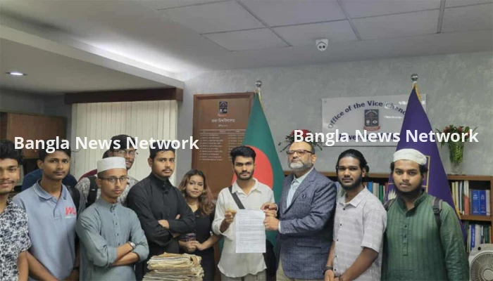 ঢাবিতে পোষ্য কোটা বাতিলের দাবিতে শিক্ষার্থীদের স্মারকলিপি