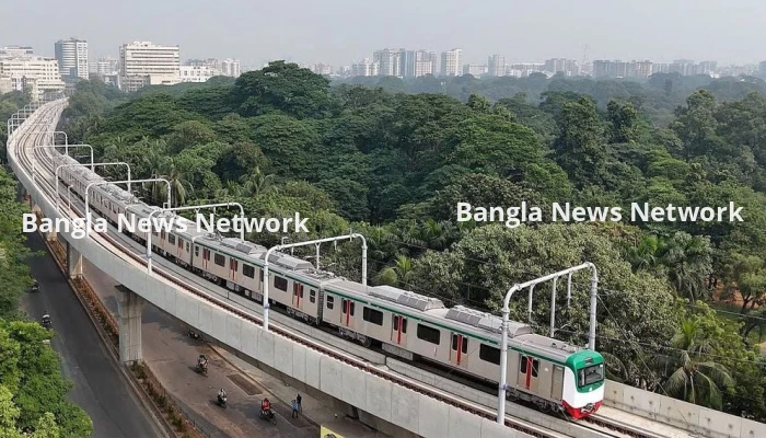রাতে সাময়িক বন্ধের পর চলছে মেট্রোরেল