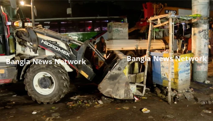 মধ্যরাতে ডিএনসিসির অবৈধ বিলবোর্ড অপসারণে অভিযান
