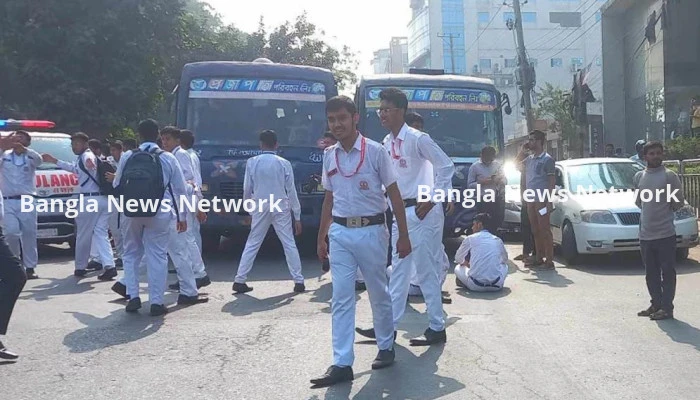 মেধাভিত্তিক ভর্তির দাবিতে মিরপুর সড়ক অবরোধ