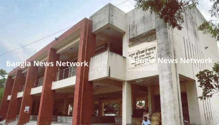 ফেনীতে অব্যবহৃত পড়ে আছে আধুনিক ‘বাজার ভবন'