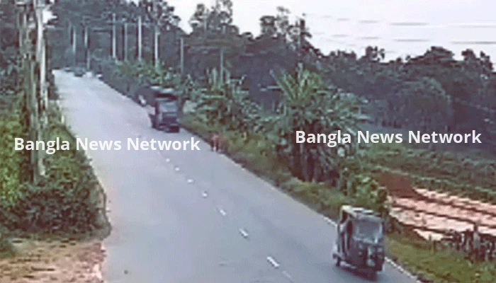 মা কাজে যাচ্ছিলেন, পেছন পেছন গিয়ে কাভার্ড ভ্যানের চাপায় প্রাণ গেল দুই মেয়ের
