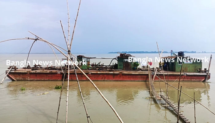 চিলমারীতে প্রায় ৫ বছর ধরে ভাসমান দুটি ডিপোতে তেল শূন্য