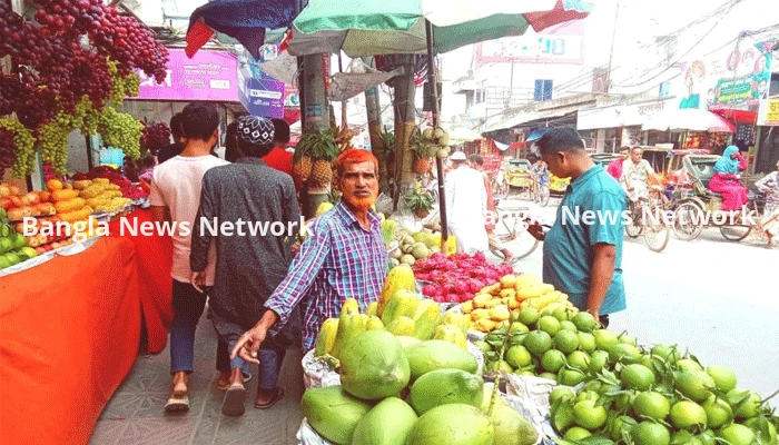 ফল কিনতে গিয়ে হিমশিম সাধারণ মানুষ