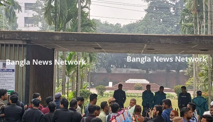 হাদির কবরে শ্রদ্ধা জানাতে সাধারণ মানুষের ভিড়