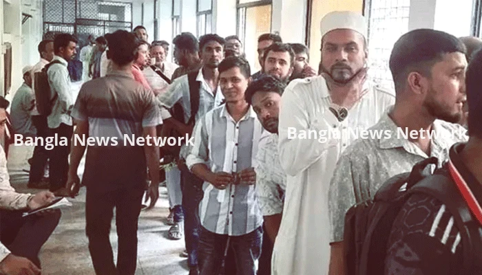 সিরাজগঞ্জে ‘ফুয়েল কার্ড’ সংগ্রহে উপচেপড়া ভিড়, সময় বাড়ল ৪ এপ্রিল পর্যন্ত