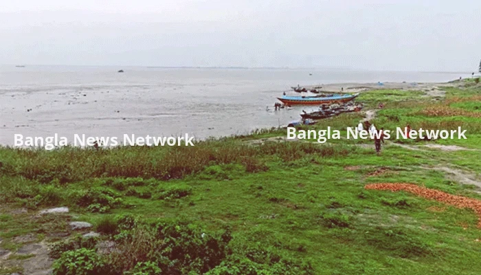 ঝড়ে যমুনায় যাত্রীবাহী নৌকাডুবি, নিখোঁজ ১