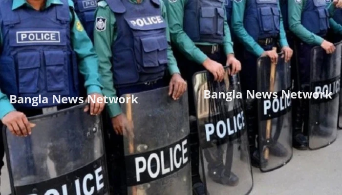 অনির্দিষ্টকালের কর্মবিরতিতে পুলিশ বাহিনী