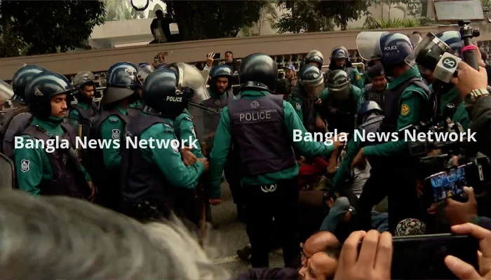কারওয়ান বাজারে পুলিশ-মোবাইল ব্যবসায়ীদের সংঘর্ষ