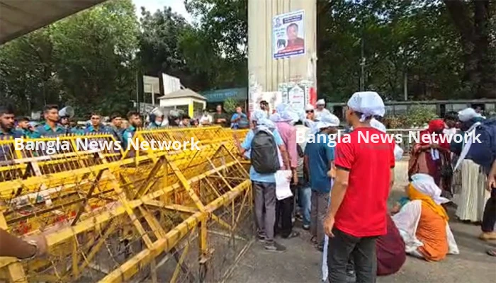 প্রতিবন্ধী গ্র্যাজুয়েটদের যমুনা অভিমুখী পদযাত্রা আটকে দিলো পুলিশ