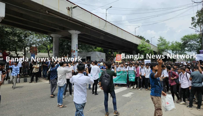 তেজগাঁওয়ের সাতরাস্তায় পলিটেকনিক শিক্ষার্থীদের সড়ক অবরোধ