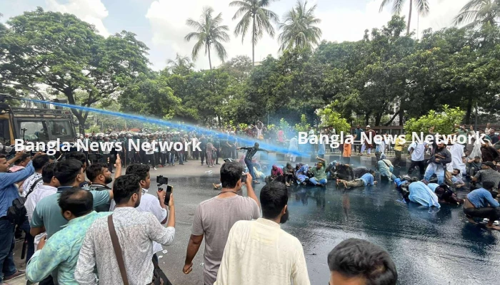 প্রেসক্লাবে আন্দোলনকারীদের ওপর জলকামান-সাউন্ড গ্রেনেড নিক্ষেপ