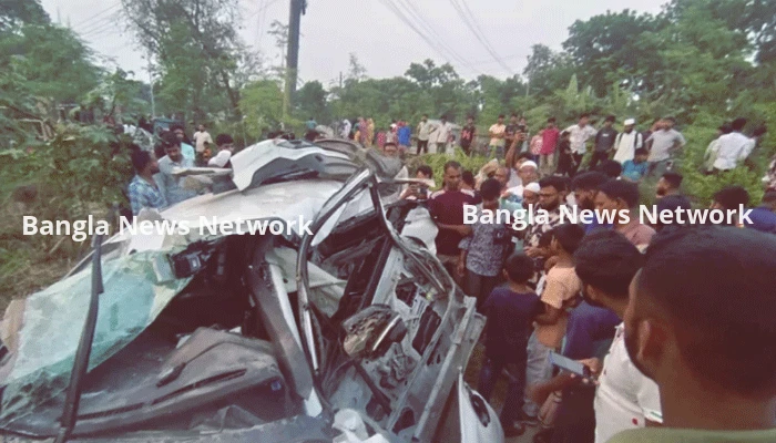 খুলনায় ট্রেনের ধাক্কায় দুমড়ে-মুচড়ে গেছে প্রাইভেটকার, আহত ৪