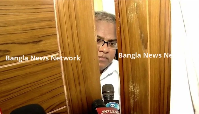 চুয়েটে টানা অবরোধ: নিজ কার্যালয়েই অবরুদ্ধ ভিসি, অসুস্থ হয়ে হাসপাতালে ২ শিক্ষক