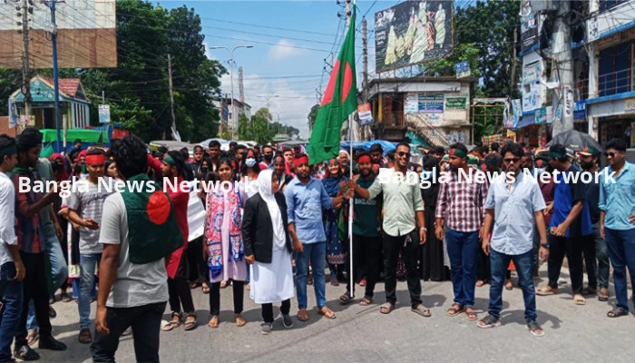 ফরিদপুরে সক্রিয় কার্যক্রম পালন করছে আন্দোলনকারীরা