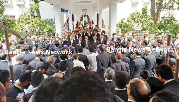 বিচারপতি খায়রুল হককে গ্রেফতারের দাবিতে সুপ্রিমকোর্টে বিক্ষোভ