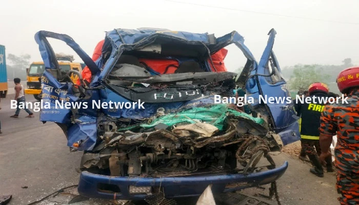 দাঁড়িয়ে থাকা ট্রাকে ধাক্কা, চালক-হেলপার নিহত