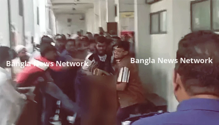 পুলিশের সামনে পুষ্পা স্টাইল করা আসামিকে আদালত চত্বরে গণপিটুনি