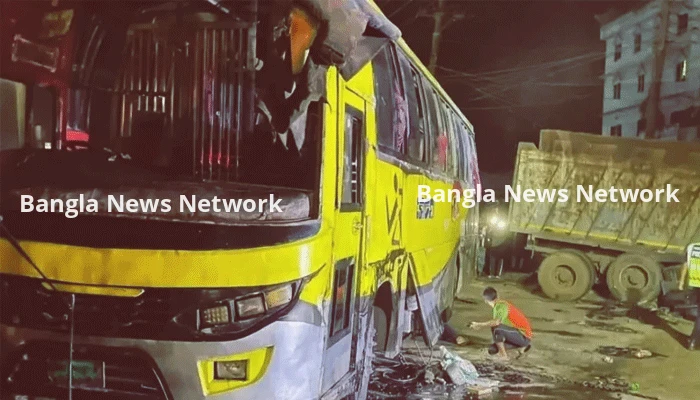চট্টগ্রামে বাস-মাইক্রোবাস-ট্রাক-সিএনজির চতুর্মুখী সংঘর্ষ