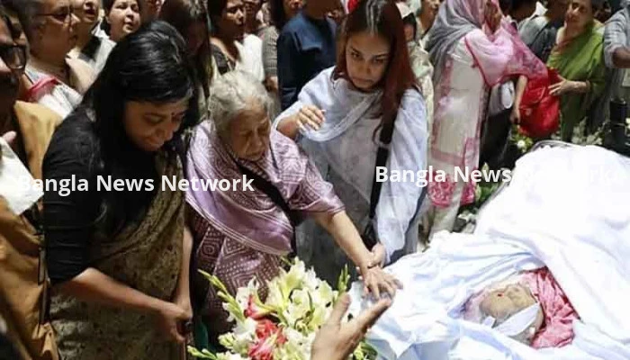 কপালে লাল টিপ ও রবীন্দ্রনাথ সংগীত গেয়ে সনজীদা খাতুনকে বিদায়