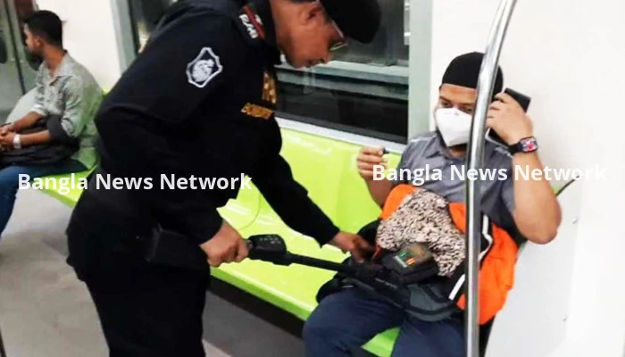 ডগ স্কোয়াড দিয়ে মতিঝিলের মেট্রোরেল স্টেশনে নিরাপত্তা তল্লাশি