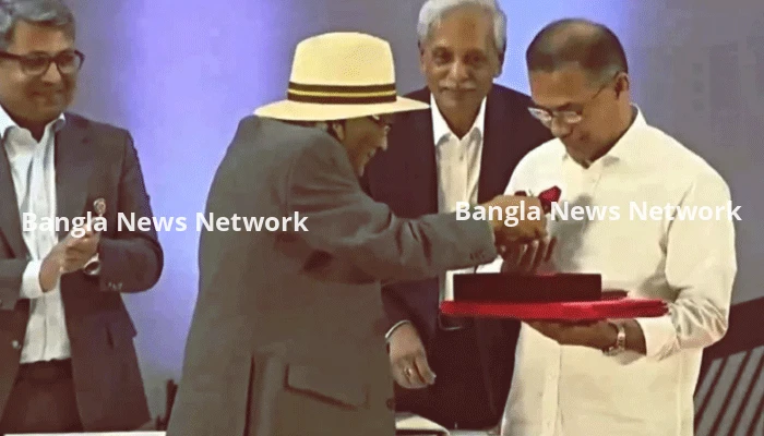 একুশে পদক নিতে গিয়ে প্রধানমন্ত্রীকে লাল গোলাপ উপহার দিলেন শফিক রেহমান