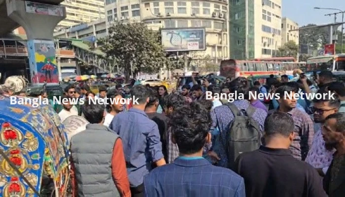 স্বরাষ্ট্র উপদেষ্টার পদত্যাগের দাবিতে শাহবাগ ব্লকেড