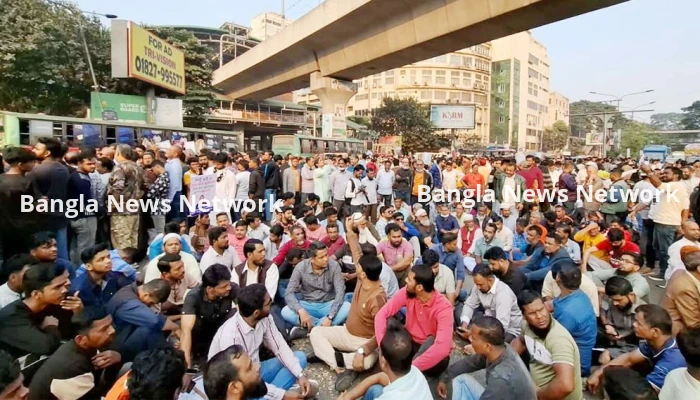 আইজিপি বাহারকে অপসারণের দাবিতে শাহবাগ অবরোধ, যান চলাচল বন্ধ