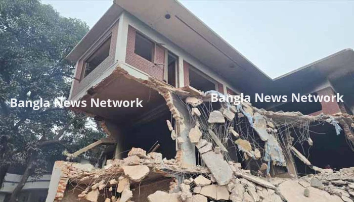 শেখ মুজিবের বাড়ি যেন ধ্বংসস্তূপ